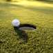 Balle de golf au bord du trou